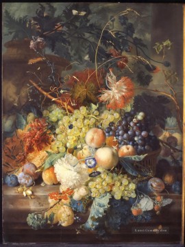 Stillleben Werke - Klassisches Stillleben von Früchten, die in einem Korb aufgehäuft wurden Jan van Huysum